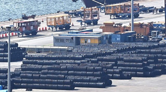 한국무역보험공사는 12일 포스코 중소 협력사를 대상으로 ‘수출공급망강화보증’ 1호 보증서를 발급했다. 사진은 지난해 8월 18일 경기 평택시 포승읍 평택항 야적장에 철강제품이 쌓인 모습. / 뉴시스