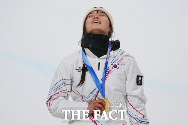 17세 천재 소녀 최가온이 13일 2026 밀라노·코르티나 동계올림픽 스노보드 여자 하프파이프에서 극적인 금메달을 목에 건 뒤 감격스러워하고 있다./리비뇨=AP.뉴시스