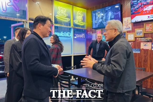 최태원 SK그룹 회장이 지난 5일 미국 캘리포니아 샌타클래라의 한국식 호프집에서 젠슨 황 엔비디아 CEO를 만나 대화하고 있다. /뉴시스