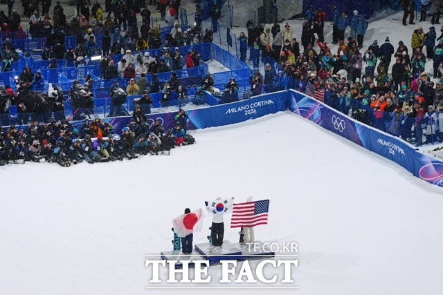 미국의 클로이 김을 제치고 시상대 맨 위에서 태극기를 펼쳐든 한국의 최가온(가운데)./리비뇨=AP.뉴시스