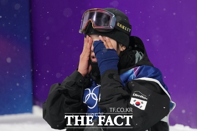 한국의 17세 천재 소녀 최가온이 13일 이탈리아 리비뇨 스노파크에서 열린 2026 밀라노·코르티나담페초 동계올림픽 스노보드 여자 하프파이프에서 불굴의 금메달을 획득한 뒤 감격의 눈물을 흘리고 있다. /리비뇨=AP.뉴시스