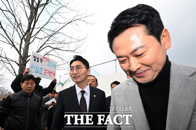 지난 11일 오후 전남 나주시 한국에너지공대 인공태양 연구시설 공사현장에서 유튜버들이 장동혁 국민의힘 당대표를 향해 비판성 손팻말을 들고 항의했다. /뉴시스