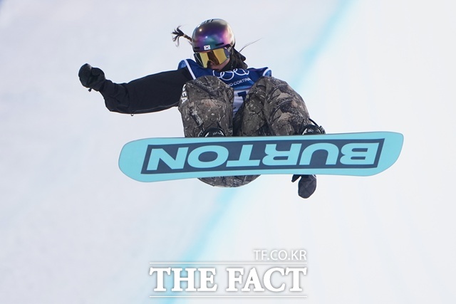 최가온이 11일(현지시간) 이탈리아 리비뇨 스노파크에서 열린 2026 밀라노·코르티나담페초 동계올림픽 스노보드 여자 하프파이프 예선 경기를 펼치고 있다. 최가온은 82.25점을 기록해 전체 6위로 결선에 진출했다. /리비뇨=신화·뉴시스