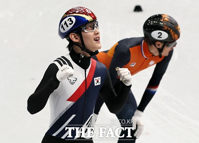 대한민국 쇼트트랙 임종언이 12일(현지 시간) 이탈리아 밀라노 아이스스케이팅 아레나에서 열린 2026 밀라노·코르티나 담페초 동계올림픽 쇼트트랙 남자 1000m 준결승 경기에서 역주한 뒤 기록을 확인하고 있다. /뉴시스