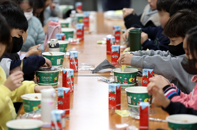 학비노조 경기지부가 급식실 노동자(조리사·조리실무사·배식원 등) 3314명을 조사한 결과 2910명(87.8%)은 겸업이 필요하냐는 질문에 그렇다고 답했다. 다만 겸업허가서를 제출한 경험이 있는 노동자들은 239명에 그쳤다. 이중 거절 당한 이들은 98명이었다. 겸업허가서를 제출하지 않은 이유로는 거절 당할까봐, 몸이 아파서 치료받아야 한다, 잘 몰라서 등의 답변이 잇따랐다. /뉴시스