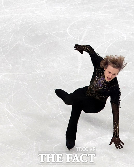 금메달 유력 후보인 미국의 쿼드 갓 일리야 말리닌이 점프 실수를 하고 있다./밀라노=뉴시스