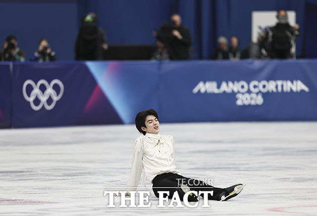 남자 피겨 차준환이 13일(현지시간) 이탈리아 밀라노 아이스 스케이팅 아레나에서 열린 2026 밀라노·코르티나 담페초 동계올림픽 피겨스케이팅 남자 싱글 프리스케이팅에서 연기를 마치고 잠시 주저 앉아 휴식을 취하고 있다. /뉴시스