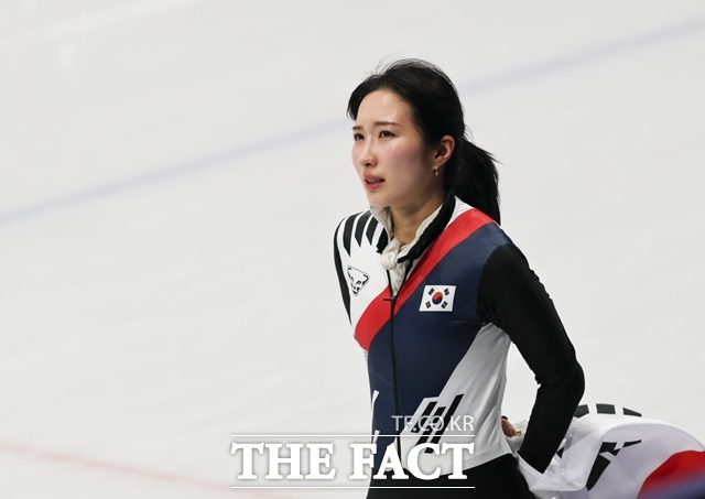 한국 쇼트트랙의 김길리가 16일(현지 시간) 이탈리아 밀라노 아이스 스케이팅 아레나에서 열린 2026 밀라노·코르티나 담페초 동계올림픽 쇼트트랙 여자 1000m에서 동메달을 차지한 뒤 복합적인 감정을 억누르며 태극기를 들고 경기장을 돌고 있다./밀라노=뉴시스