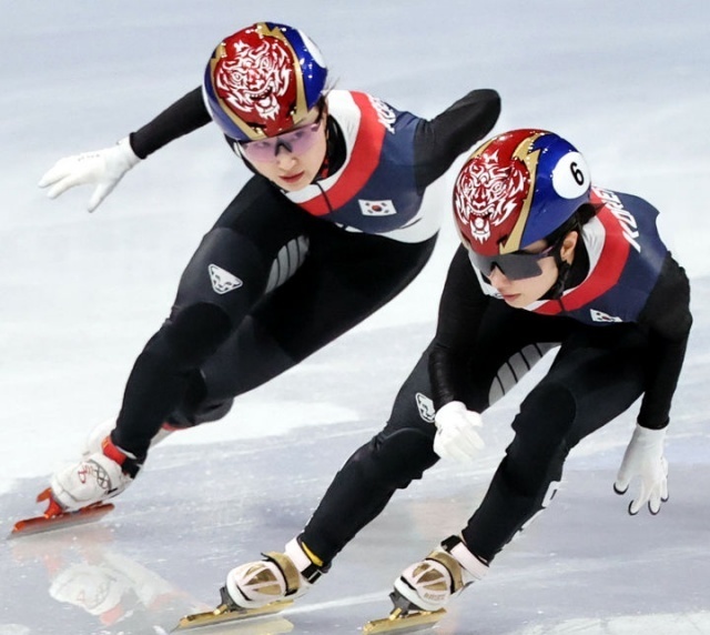 한국 여자 쇼트트랙 대표팀이 3000m 계주 결승전에 진출했다. 사진은 지난 14일(현지시각) 2026 밀라노·코르티나담페초 동계올림픽 쇼트트랙 여자 3000m 계주 준결승에서 김길리(오른쪽)가 최민정과 터치하기 위해 이동하고 있다./ 뉴시스