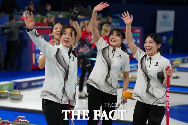 한국 여자 컬링 대표팀(경기도청)이 지난 13일(현지 시간) 이탈리아 코르티나담페초의 코르티나 컬링 올림픽 스타디움에서 열린 2026 밀라노·코르티나 동계올림픽 컬링 라운드로빈 3차전에서 영국을 꺾은 후 인사하는 모습. /코르티나담페초=AP/뉴시스