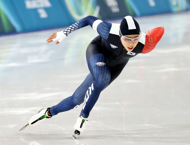 15일 (현지시간) 이탈리아 밀라노 스피드스케이팅 스타디움에서 열린 2026 밀라노·코르티나 담페초 동계올림픽 스피드 스케이팅 여자 500m 경기에서 이나현이 역주하고 있다. /뉴시스