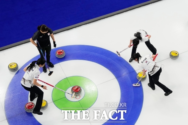 한국 여자 컬링 대표팀(경기도청)이 15일(현지 시간) 이탈리아 코르티나담페초의 코르티나 컬링 올림픽 스타디움에서 열린 2026 밀라노·코르티나 동계올림픽 컬링 라운드로빈 5차전 일본과 경기하고 있다. 한국이 7-5로 승리해 3승2패를 기록했다. /밀라노=뉴시스
