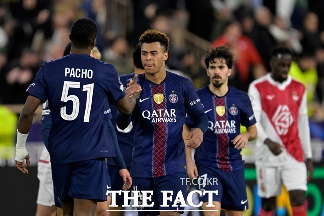 우스만 뎀벨레의 부상으로 교체 투입된 데지레 두에(가운데)가 전반 29분 추격골을 터트린 뒤 기뻐하고 있다. 두에는 이날 멀티골을 기록하며 경기 최우수선수로 선정됐다./모나코=AP.뉴시스