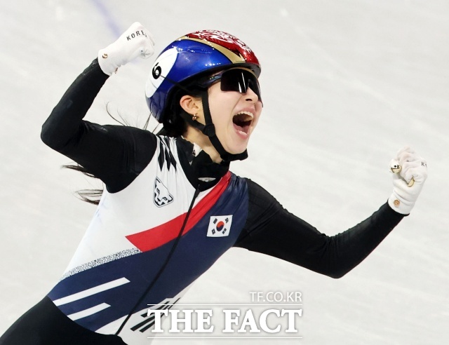 여자 쇼트트랙 3000m 계주 대역전극의 주인공은 막내 에이스 김길리였다. 사진은 19일(한국시간) 이탈리아 밀라노 아이스스케이팅 아레나에서 열린 2026 밀라노·코르티나담페초 동계올림픽 쇼트트랙 여자 3000m 계주 결승에서 금메달을 획득한 뒤 기뻐하고 있는 김길리. /밀라노=뉴시스