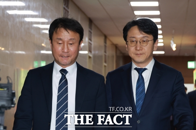 여야가 오는 12일 국회 본회의에서 한미 전략적 투자 관리 특별법안(대미투자특별법)을 우선 처리할 방침이다. 사진은 천준호 더불어민주당 원내운영수석부대표와 유상범 국민의힘 원내운영수석부대표가 국회 의장실에서 본회의 요청 관련 우원식 의장과 대화 후 의장실을 나서고 있는 모습. /뉴시스