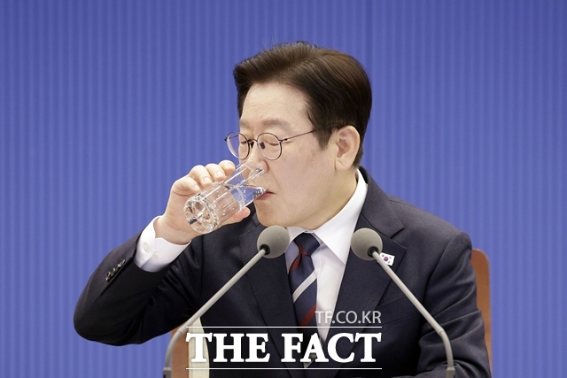 이재명 대통령이 19일 청와대에서 주재한 제24차 수석보좌관회의에서 발언을 마친 뒤 물을 마시고 있다. /뉴시스