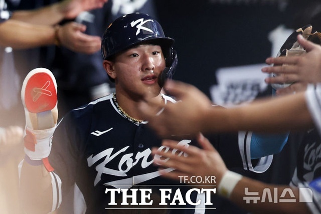 한국 대표팀의 주포 안현민이 삼성 라이온즈와의 평가전에서 시원한 홈런포를 가동했다. /뉴시스