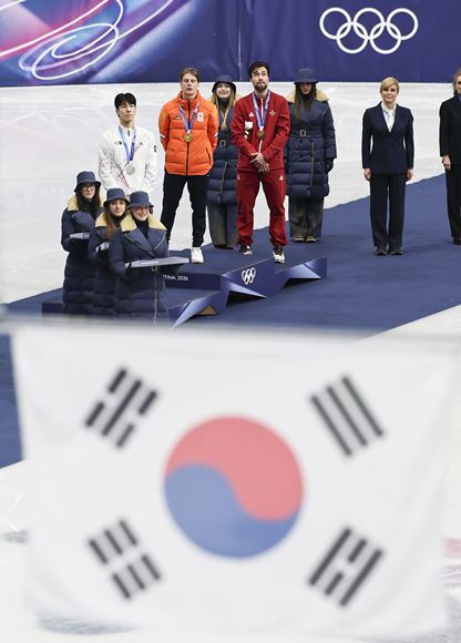동계올림픽 쇼트트랙 시상식에서 불량 태극기가 4차례나 반복 게양된 사실이 뒤늦게 알려졌다. 사진은 지난 14일(현지시간) 이탈리아 밀라노 아이스 스케이팅 아레나에 쇼트트랙 스피드스케이팅 남자 1500m 시상식이 열리고 있는 모습. /뉴시스