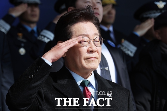 이재명 대통령이 20일 충남 계룡대 대연병장에서 열린 육·해·공군 사관학교 통합임관식에서 거수경례를 하고 있다. /뉴시스