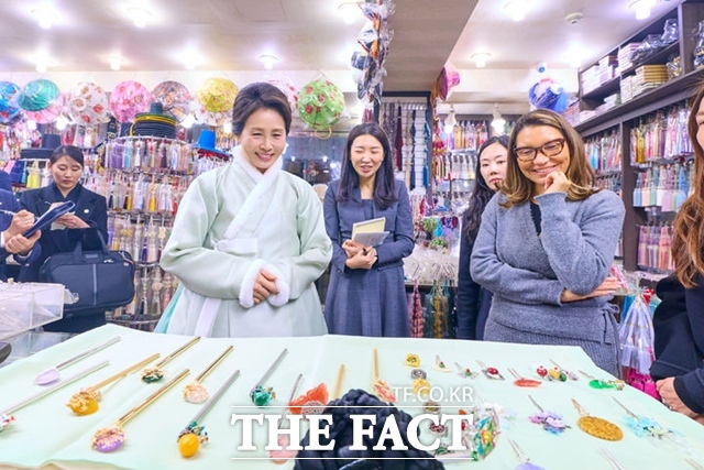 영부인 김혜경 여사와 브라질 영부인 잔자 룰라 다 시우바 여사가 21일 서울 종로구 광장시장 장신구 가게를 찾아 상품을 살펴보고 있다. /뉴시스