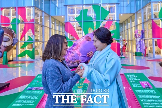 영부인 김혜경 여사와 브라질 영부인 잔자 룰라 다 시우바 여사가 21일 국립민속박물관 파주관에서 친교일정을 갖고 있다. /뉴시스