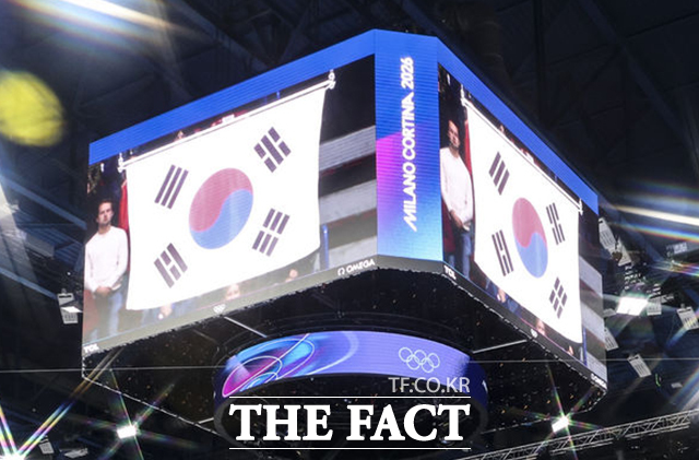 올림픽 쇼트트랙 시상식에서 '불량 태극기'가 4차례 게앙된 사실이 뒤늦게 알려지면서 대한체육회가 공식 항의하자 IOC 및 대회 조직위원회가 즉각적인 조치를 약속했다. /밀라노=뉴시스