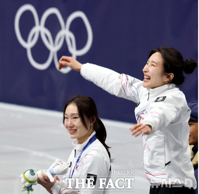 한국 여자 쇼트트랙의 간판 김길리(오른쪽)와 최민정이 21일(한국 시간) 이탈리아 밀라노 아이스스케이팅 아레나에서 열린 2026 밀라노·코르티나 동계올림픽 쇼트트랙 여자 1500m 시상식에서 기뻐하고 있다./밀라노=뉴시스