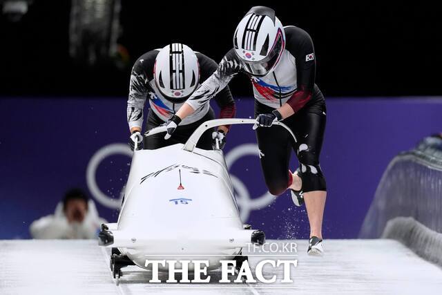 김유란(오른쪽)과 전은지가 20일(현지 시간) 이탈리아 코르티나담페초 코르티나 슬라이딩 센터에서 열린 2026 밀라노·코르티나담페초 동계올림픽 봅슬레이 여자 2인승 경기를 펼치고 있다./뉴시스