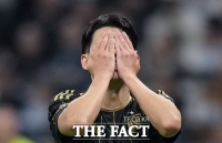  감독 격려 외면한 손흥민, 승부욕과 매너의 경계 [박순규의 창]