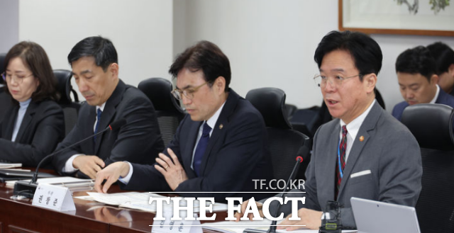 당정이 다음 달 10일부터 시행되는 개정 노조법, 이른바 '노란봉투법(노동조합 및 노동관계조정법 2·3조 개정안)'의 원활한 현장 안착을 위해 원·하청 교섭 지원과 제도 보완에 나선다. 사진은 23일 오전 국회에서 열린 고용노동부 당정협의회에서 발언 하고 있는 김영훈 고용노동부 장관. /뉴시스