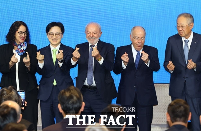 비즈니스 포럼에 참석한 룰라 브라질 대통령(가운데)과 김정관 산업통상부 장관(왼쪽에서 2번째), 류진 한경협 회장(오른쪽에서 1번째) 등이 기념 촬영을 하고 있다. /뉴시스