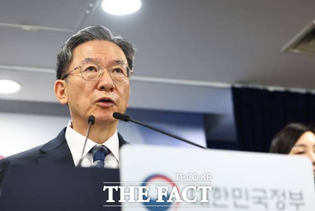 정성호 법무부 장관이 23일 오후 서울 종로구 정부서울청사에서 열린 '대한민국 정부 엘리엇 국제투자분쟁(ISDS) 중재판정 취소소송 승소' 브리핑을 하고 있다. 2026.02.23. /뉴시스