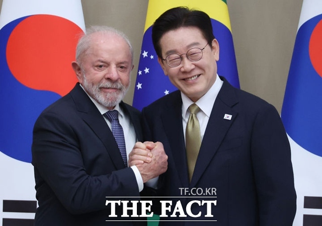 이재명 대통령이 2월 23일 청와대에서 열린 루이즈 이나시우 룰라 다 시우바 브라질 대통령과 확대정상회담에서 기념촬영을 하고 있다. /뉴시스