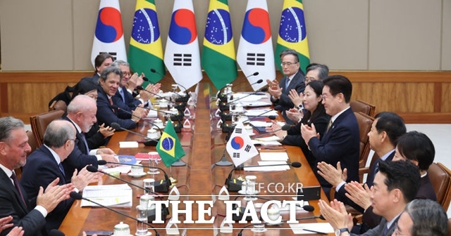 이재명 대통령이 23일 청와대에서 루이즈 이나시우 룰라 다 시우바 브라질 대통령과 확대정상회담을 갖고 있다. /뉴시스