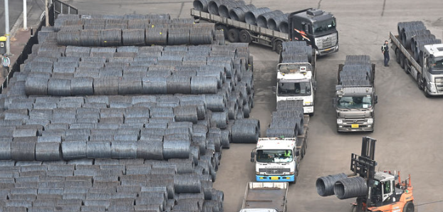 무역위원회는 제470차 회의를 열고 일본 및 중국산 탄소강·합금강 열연제품의 덤핑 수입으로 국내산업에 실질적 피해가 발생했다는 최종판정을 23일 내렸다. 사진은 지난 22일 경기 평택시 포승읍 평택항 야적장에 쌓인 철강제품. / 뉴시스