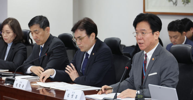 고용노동부는 장시간 노동 관행 근절과 산업재해 예방을 위해 지난해 10월 16일부터 시행한 ‘장시간 기획감독’ 결과를 23일 발표했다. 사진은 이날 서울 여의도 국회 의원회관에서 열린 더불어민주당 위원-고용노동부 당정협의회에 참석한 김영훈 고용노동부 장관. / 뉴시스