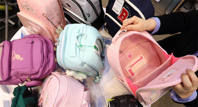 부산소비자연맹 관계자가 24일 세종시 정부세종청사에서 시중에 판매 중인 저학년 어린이 책가방 10개 제품에 대한 화학적·물리적 안전성과 표시사항 시험·조사 결과를 설명하고 있다./뉴시스