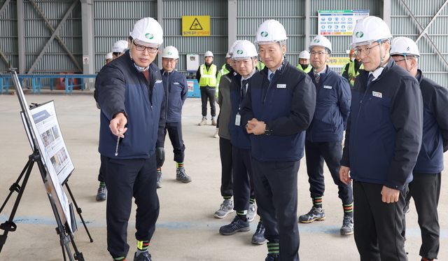 전대욱 한국수력원자력 사장 직무대행(가운데)은 24일 한울본부와 신한울3·4호기 건설현장을 방문해 안전관리 실태를 살폈다. / 한수원