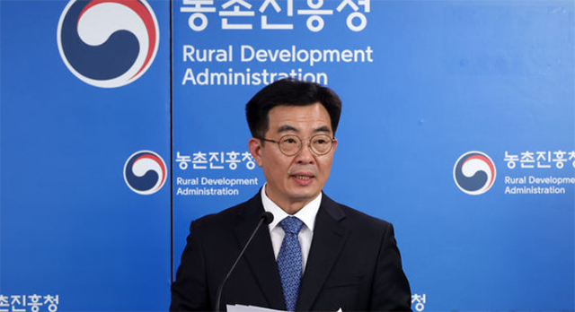 성제훈 농촌진흥청 국립농업과학원장이 25일 세종시 정부세종청사에서 작물 재배 기간에 따라 비료 용출 기간을 제어할 수 있고, 토양에 남는 플라스틱 문제도 최소화할 수 있는 생분해성 수지 코팅 기술을 접목한 완효성 비료를 개발했다고 밝히고 있다./뉴시스