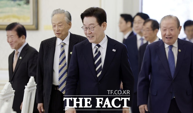 이재명 대통령이 25일 청와대에서 열린 더불어민주당 상임고문단 오찬간담회에 참석하기 위해 입장하고 있다. /뉴시스