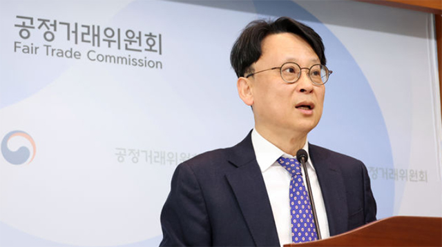 유성욱 공정거래위원호 조사관리관이 25일 세종시 정부세종청사에서 포스코이앤씨, 다산건설엔지니어링, 엔씨건설, 케이알산업 등 4개 건설사의 산업안전 부당특약 설정행위에 대해 심의절차가 개시됐다고 밝히고 있다./뉴시스