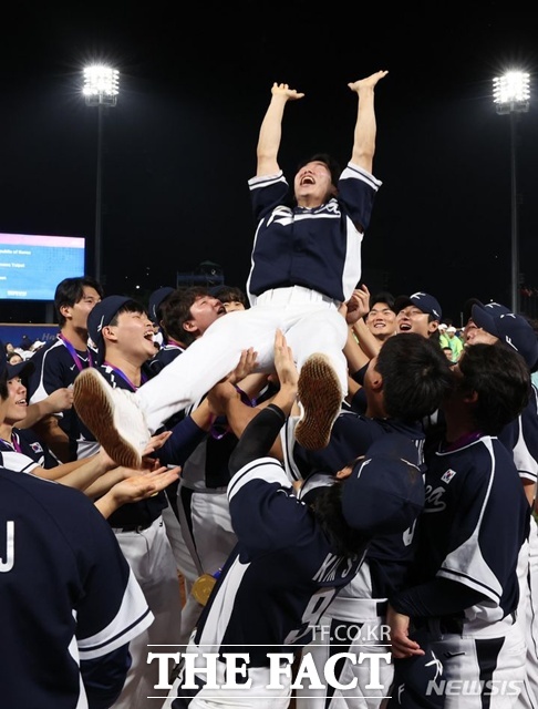 한국의 김혜성이 7일 일본과 2026 월드베이스볼클래식(WBC) C조 2차전에서 3-5로 끌려가던 4회초 투런 홈런으로 5-5를 만들었다./뉴시스