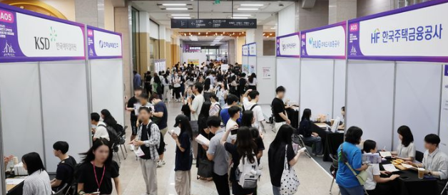 25일 고용노동부는 제1차 청년고용촉진 특별위원회를 열고 ‘2025년 공공기관 청년고용의무 이행결과’를 심의·의결했다. 사진은 지난해 8월 26일 부산 연제구 부산시청 대강당에서 열린 공공기관 합동채용설명회. / 뉴시스