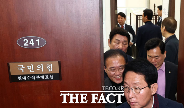대구·경북 지역구 국민의힘 의원들이 26일 오전 서울 여의도 국회에서 열린 TK통합 관련 대구·경북 의원 회동을 마치고 이동하고 있다. /뉴시스