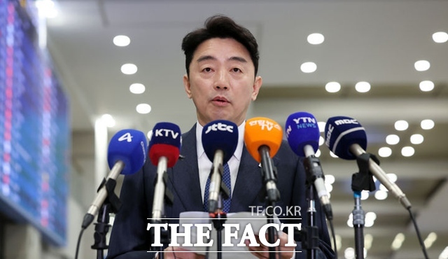 강훈식 대통령 비서실장이 전략경제협력 특사 자격으로 아랍에미리트연합(UAE) 방문을 마치고 26일 오후 인천국제공항을 통해 귀국해 브리핑을 하고 있다. /뉴시스