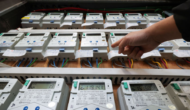 한국전력은 2025년 결산(연결기준) 결과 매출액 97조4345억원, 영업이익 13조5248억원을 기록했다고 26일 밝혔다. 사진은 서울 시내 오피스텔 전기 계량기. / 뉴시스