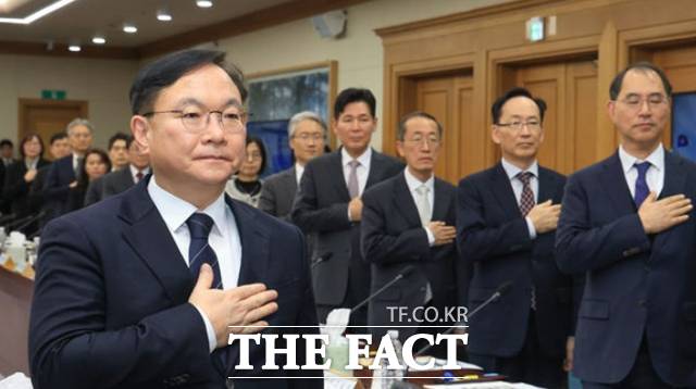 박영재 법원행정처장을 비롯한 법원장들이 25일 오후 서울 서초구 대법원 청사에서 열린 전국법원장회의 임시회의에서 국민의례를 하고 있다. 회의 안건은 재판소원 도입, 법 왜곡죄 신설, 대법관 증원 법안 등이다. /뉴시스