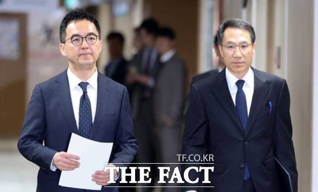 구자현(왼쪽) 검찰총장 직무대행과 유재성 경찰청장 직무대행이 26일 서울 종로구 정부서울청사에서 AI 악용 등 가짜뉴스 엄정 대응을 위한 검경 합동 담화문을 발표하기 위해 브리핑실로 향하고 있다. 2026.02.26./뉴시스