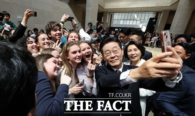 이재명 대통령이 26일 국립중앙박물관 '우리들의 이순신' 특별전을 관람한 뒤 관광객들과 셀카를 찍고 있다. /뉴시스