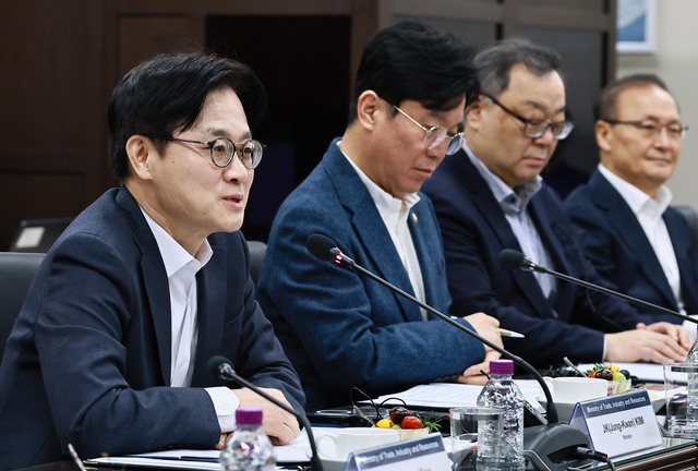 김정관 산업통상부 장관은 26일 한국전력 남서울본부에서 열린 주한 외국상공회의소 회장단 간담회에서